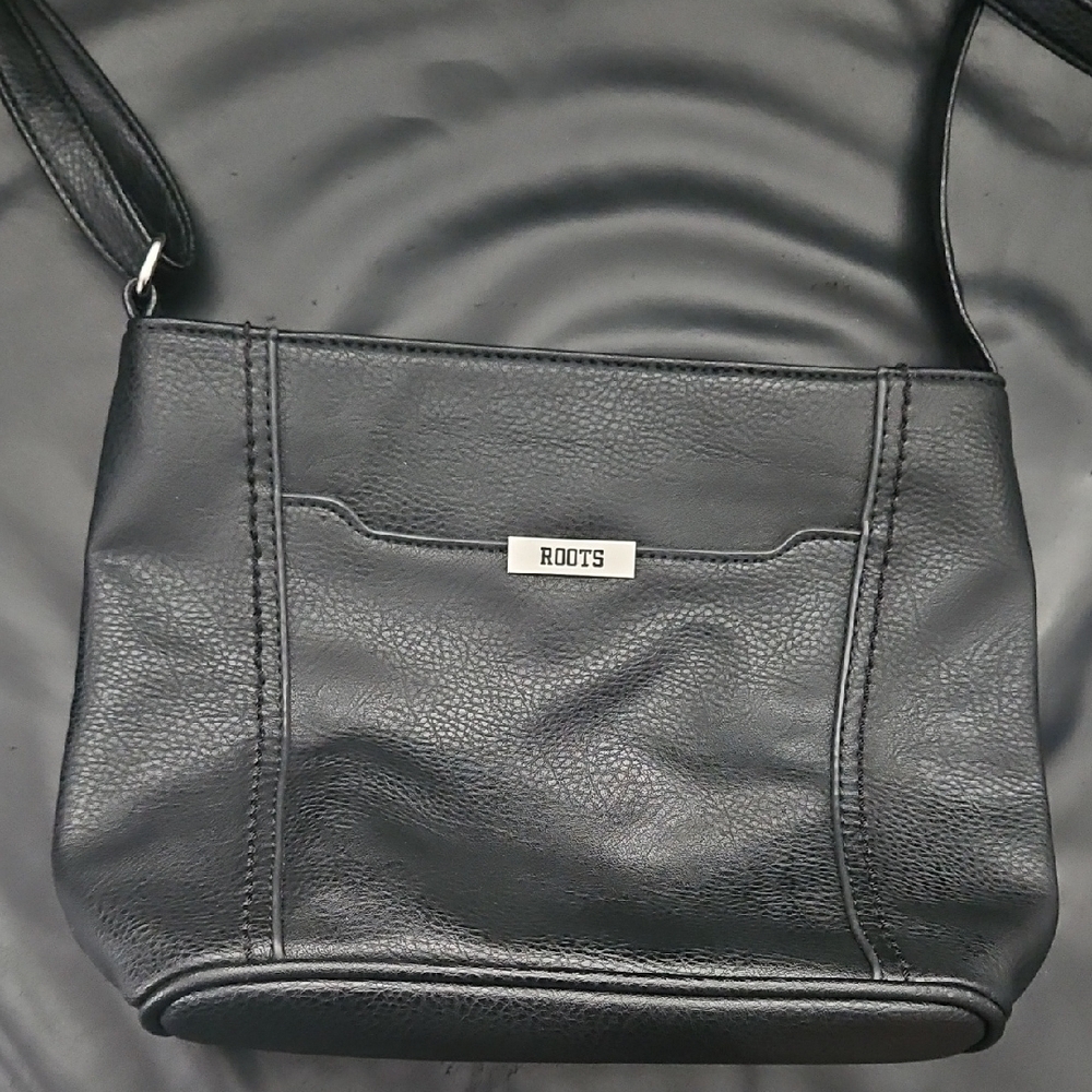 Roots 100%Black Pebbled Leather Adjustable Strap Crossbody Stainless HardwareBag